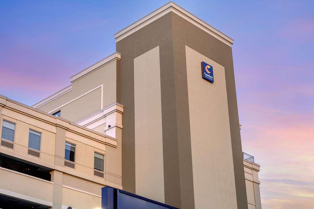 Comfort Inn & Suites Newark Liberty International Airport Bagian luar foto